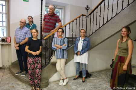 Stene občinske stavbe krasi razstava z naslovom Po sledeh izumirajoče obrti na Kamniškem (14)